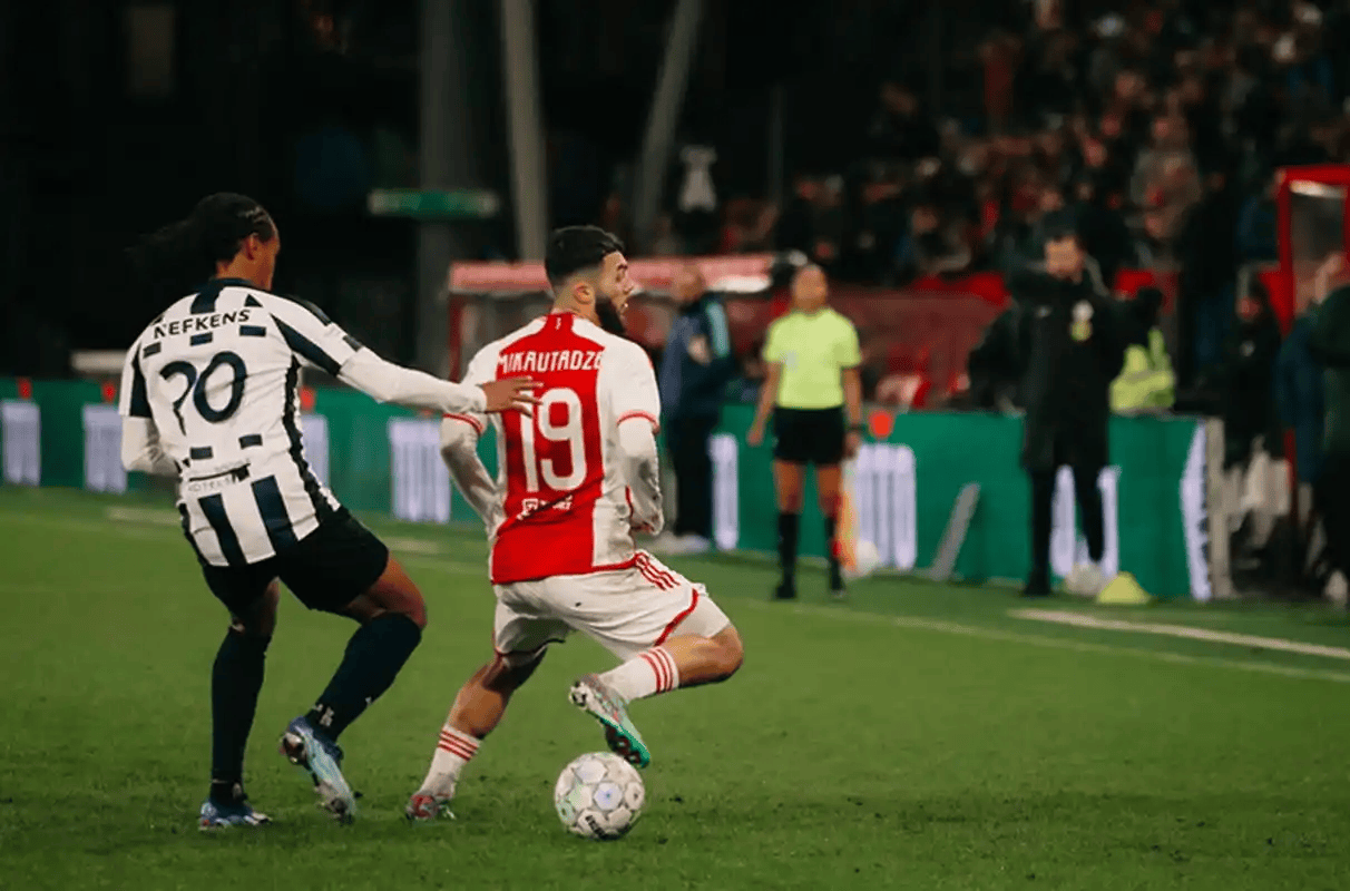 阿贾克斯客场击败前进之鹰，年轻球员亮眼(阿贾克斯客场击败前进之鹰,年轻球员亮眼了)